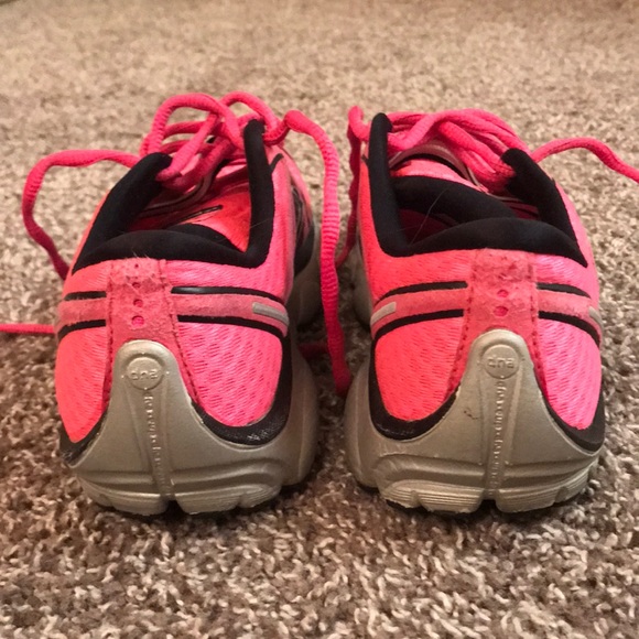 Women’s running shoes, size 7.5 - Picture 3 of 5